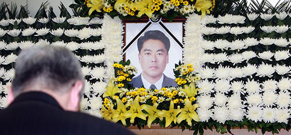 2011년 12월12일, 불법조업 중인 중국 어선을 단속하던 상황서 고 이청호 경장이 순직했다. ⓒ 연합뉴스