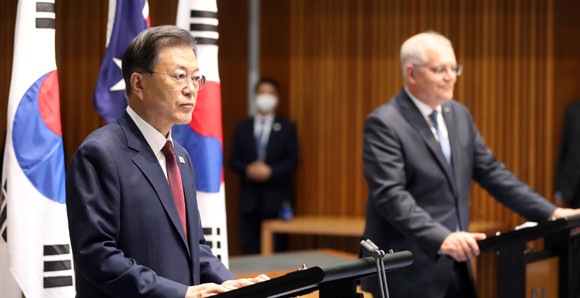문 대통령과 모리슨 총리는 공동기자회견에서 한국과 호주 간 '포괄적 전략 동반자 관계' 격상을 선언했다. ⓒ 연합뉴스