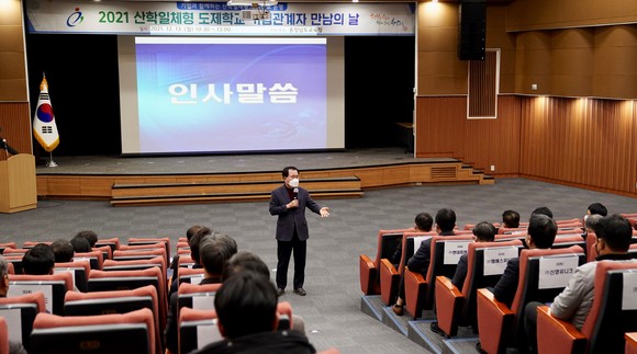 김지철 교육감이 도제학교 기업 만남의 날에서 인사말을 하고 있다. ⓒ 충남교육청