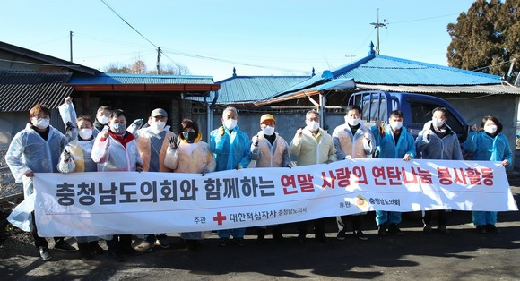 13일 '사랑의 연탄 나눔' 봉사활동을 전개 후 기념촬영을 하고 있다. ⓒ 의회사무국