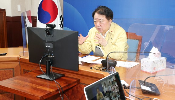 한범덕 청주시장은 13일 비대면으로 소아·청소년, 어르신 백신 접종을 강조했다. ⓒ 청주시