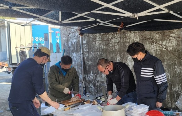 우사회 회원들이 어르신들에게 대접할 음식장만을 하고 있다. ⓒ 프라임경제