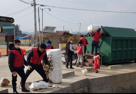 우사회 가족들이 갯바위 쓰레기를 수거하고 있다. ⓒ 프라임경제