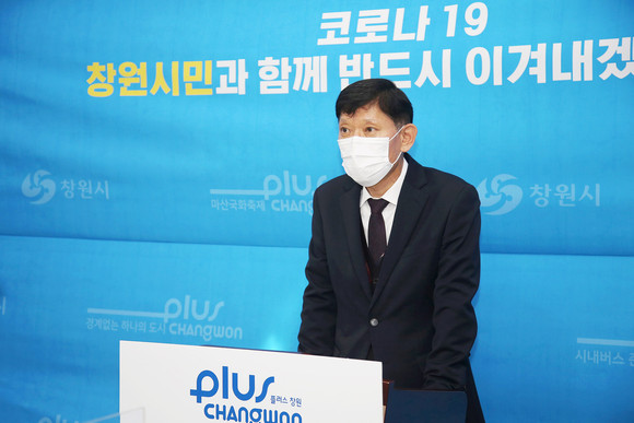 마산해양신도시 건설사업에 대한 창원시의회 행정사무조사 가결에 창원시 김성호 해양항만수산국장이 입장을 발표하고 있다. ⓒ 창원시