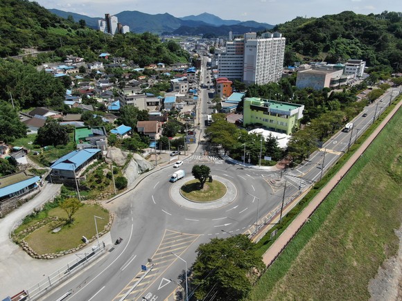 하동군이 하동읍에 조성한 회전교차로. ⓒ 하동군