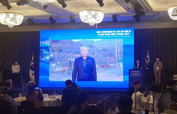 윤상기 군수가 피너클 어워드 축제연계 힐링관광 활성화 부문에서 금상을 수상하고 있다. ⓒ 하동군