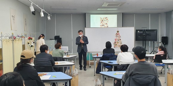 시 공익활동지원센터는 지난 13일 업사이클링 방식을 통한 성탄트리를 제작했다. ⓒ 당진시