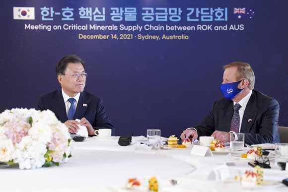 호주를 국빈 방문 중인 문 대통령은 '한-호주 핵심 광물 공급망 간담회'에 참석해 사이먼 크린 한-호주 경제협력위원회 이사장과 대화를 나눴다. ⓒ 연합뉴스