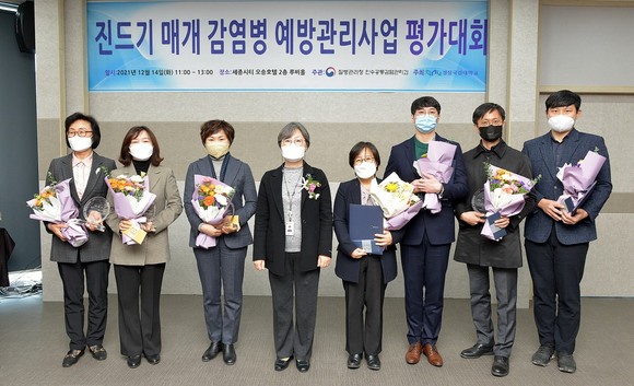 태안군은 지난 14일 '진드기 매개 감염병 예방관리' 전국 최우수 기관으로 선정 보건복지부장관 표창을 수여 후 기념촬영을 하고 있다. ⓒ 태안군