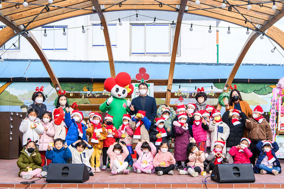 장충남 군수가 유치원·어린이집 원생들과 희망 2022 나눔캠페인 사랑의 온도탑 제막식을 하고 있다. ⓒ 남해군