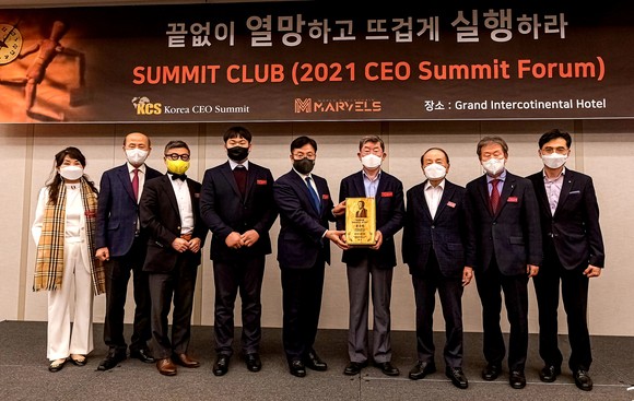 문국현 대표가 산청앤바이오(대표 김병주)로부터 기념품은 전달받은 뒤 기념사진을 촬영하고 있다. (좌로부터) 조봉희 코리아씨이오서밋 대표, 이만의 KCS 서밋포럼위원장, 홍대순 글로벌전략정책연구원장, 김병주 산청앤바이오 대표, 박봉규 코리아씨이오서밋 이사장, 문국현 한솔섬유 대표, 오명 전 부총리, 이승한 넥스트앤파트너스그룹 회장, 전재승 유한킴벌리 사장. ⓒ 프라임경제