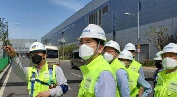 지난해 이재용 삼성전자 부회장이 중국 산시성에 위치한 시안반도체 사업장을 찾아 현장 점검을 하고 있다. ⓒ삼성전자