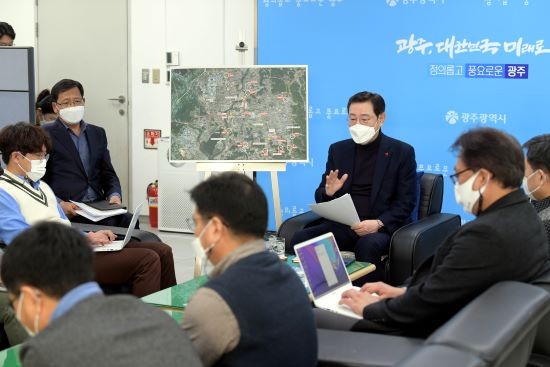 이용섭 광주광역시장이 20일 오전 시청 기사송고실에서 출입기자들과 간담회를 갖고 도시철도 2호선 1단계 공사구간 교통혼잡 집중관리 관련 브리핑을 하고 있다. ⓒ 광주광역시