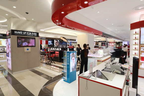 정부가 '2022년 경제정책방향'을 통해 새해 3월부터 내국인의 면세점 구매한도 제한을 폐지한다고 밝혔다. © 연합뉴스