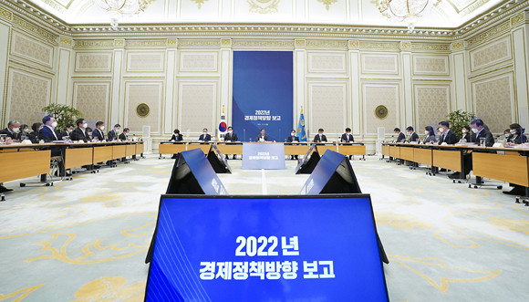 문 대통령은 마무리 발언에서 "소상공인과 자영업자의 손실보상을 어떤 대상에 대해 어느 정도 지원하는 게 적정한지 답을 찾는 방안 중의 하나가 소득파악 체계를 구축하는 것"이라며 "특히 △플랫폼 노동자 △특수고용직 △문화예술인 등의 소득을 파악할 수 있다면 이를 기초로 실업급여를 산정하고 사각지대 없이 전 국민 사회안전망을 더 촘촘하게 갖출 수 있을 것"이라고 말했다. ⓒ 청와대