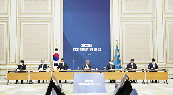 이근 국민경제자문회의 부의장은 "문재인 정부는 △사회안전망 △글로벌 공급망 안전망 △외교적 안전망 등 3대 안전망의 토대를 놓은 정부라 할 수 있다"며 "이 3분야 이슈는 코로나 이전부터 시작돼 코로나 시기를 거치며 더 안전망이 공고해졌다"고 평가했다. ⓒ 청와대