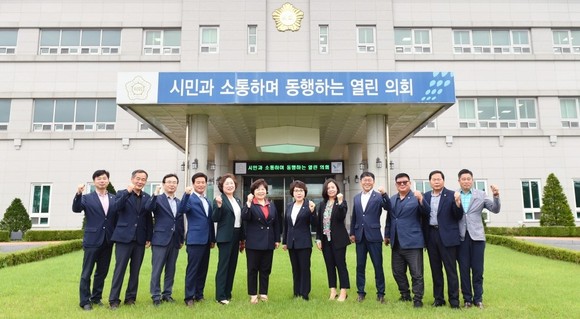 보령시의회 의원들이 기념촬영을 하고 있다. ⓒ 의회사무국