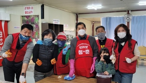 박대출 국회의원과 시의원들이 밑반찬 봉사에 함께하고 있다. ⓒ 프라임경제