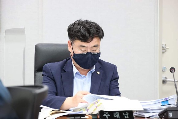 주해남 포항시의원이 자료를 살펴보고 있다. ⓒ 프라임경제