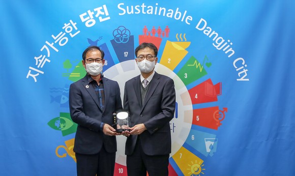 22일 충청남도 2030 문화비전 수상 후 기념촬영 모습. 왼쪽부터 윤동현 당진부시장, 이건호 문화체육관광국장. ⓒ 당진시