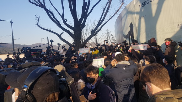 12월22일 오후 광화문에서 열린 집회에 인원 제한으로 참석하지 못한 자영업자들이 펜스 바깥에서 경찰과 실랑이를 벌이고 있다. =윤수현 기자