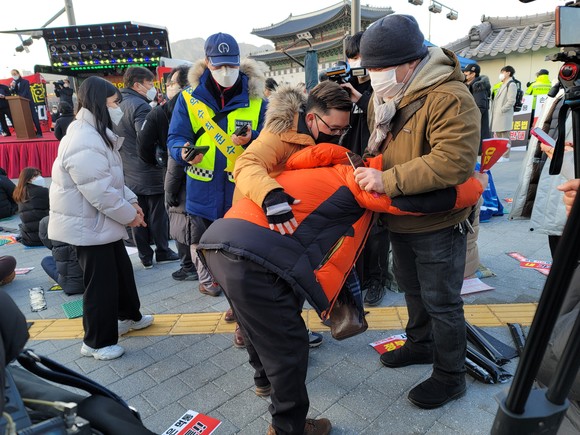 12월22일 오후 광화문에서 열린 집회에서 한 자영업자가 눈물을 흘리고 있다. =윤수현 기자