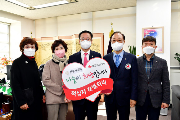 진주시의회 이상영 의장이 경남 적십자에 특별회비 200만원을 전달하고 있다. ⓒ 진주시의회