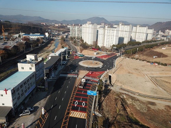 함안군이 조성한 칠원삼거리 회전교차료. ⓒ 함안군