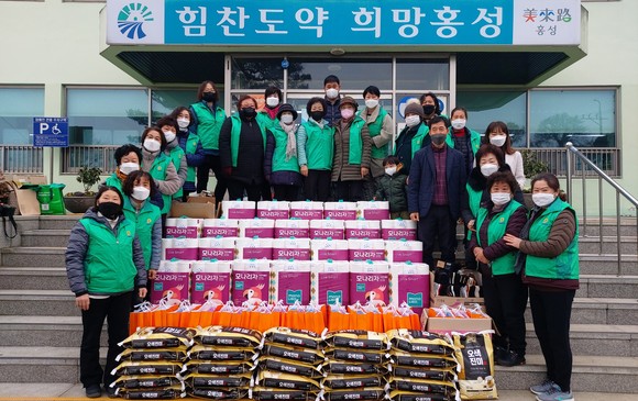 결성면 새마을부녀회는 24일 성탄절을 맞아 저소득 독거노인 등에 위문품을 전달 후 기념촬영을 하고 있다. ⓒ 홍성군