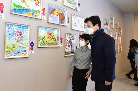 조규일 시장이 어린이 비거 창의대회에 참가한 학생과 작품의 의미를 감상하고 있다. ⓒ 진주시