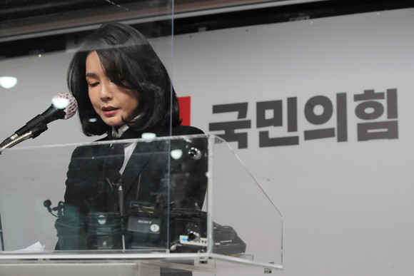 국민의힘 윤석열 대선 후보 부인 김건희 코바나컨텐츠 대표가 26일 오후 서울 여의도 국민의힘 당사에서 자신의 허위 이력 의혹과 관련해 입장문을 발표하고 있다. ⓒ 연합뉴스