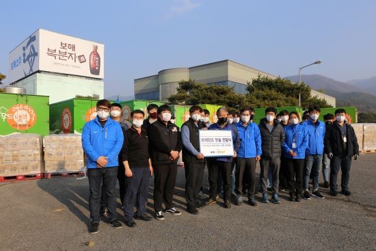 지난 12월21일 보해양조 장성공장에서 보해양조 임직원들이 푸드뱅크에 요리용 맛술을 기부하고 기념촬영을 하고 있다. ⓒ 보해양조