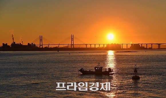 지난 18일 서해대교 일출 모습. ⓒ 프라임경제