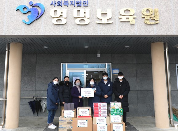28일 세종시 내 사회복지시설을 방문해 위문품을 전달 후 기념촬영을 하고 있다. ⓒ 국립세종수목원
