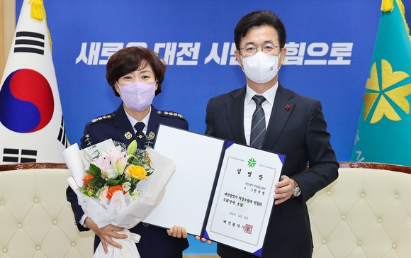 허태정 대전시장은 29일 유성소방서 안재영 여성의용소방대장을 대전시 의용소방대연합회 신임 부회장으로 임명 후 기념촬영을 하고 있다. ⓒ 대전시