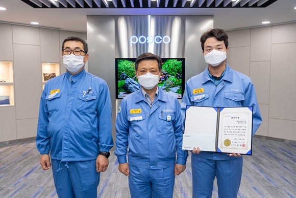 선강설비부 오태경 과장, 김학동 사장, 최인석 사원(왼쪽부터)이 기념촬영을 하고 있다. ⓒ 광양제철소