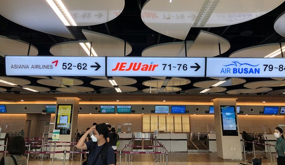 김포공항 국내선에서 탑승수속을 마친 여행객들이 출국장으로 이동하고 있다. = 이수영 기자