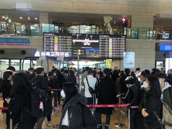 김포공항 국내선 청사에서 여행객들이 비행기 탑승을 위해 줄 서 있는 모습. = 이수영 기자