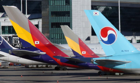 대한항공과 아시아나항공기가 인천공항 주기장에 서있는 모습. ⓒ 연합뉴스