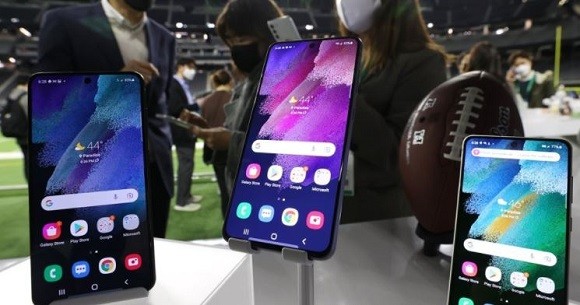 삼성전자는 4일 미국프로풋볼(NFL) 라스베이거스 레이더스의 홈구장인 알레자이언트 스타디움에서 새해 첫 스마트폰 신제품 갤럭시S21 팬 에디션 5G를 처음으로 공개했다. ⓒ연합뉴스