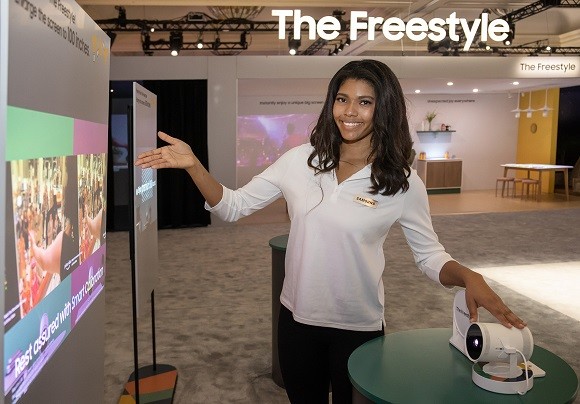 CES 2022가 열리는 미국 라스베이거스에 위치한 시저스 팰리스에 마련된 삼성전자 더 퍼스트룩 쇼케이스에서 별도 전시 부스에서 직원들이 포터블 스크린 '더 프리스타일'을 소개하고 있다. ⓒ삼성전자