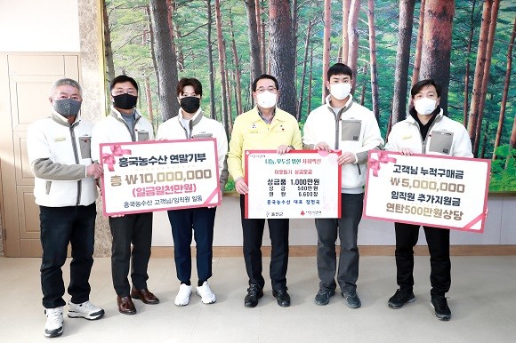 울진군은 지난 3일 흥국농수산(대표 장헌국)으로부터 성금 500만원과 연탄 6600장(500만원 상당)을 전달했다. ⓒ 울진군