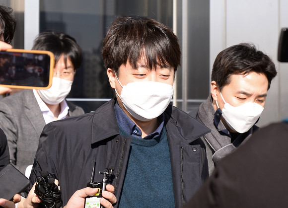 이준석 국민의힘 대표가 6일 국회 당 대표실을 나서며 취재진의 질문을 받고 있다. ⓒ 국회사진기자단