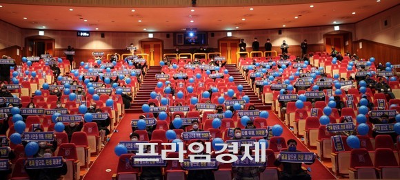 더불어민주당 충남도당 보령·서천지역위원회가 8일 이재명 대통령 후보의 대선 승리를 다짐하는 '당원필승결의대회' 퍼포먼스를 하고 있다. ⓒ 프라임경제