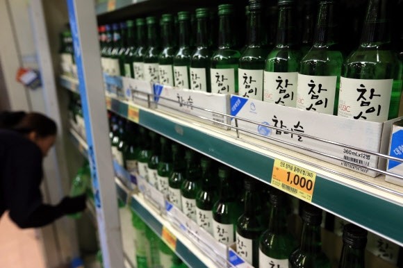 서울 중구 봉래동 롯데마트 서울역점의 식음료 코너에 소주가 진열돼 있다. ⓒ 연합뉴스