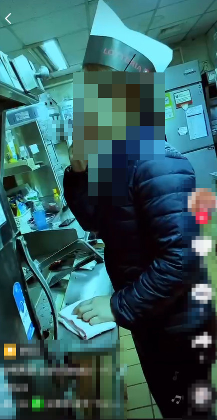 롯데리아 로고가 적힌 모자를 쓴 남성이 담배를 피우는 영상이 동영상 플랫폼 틱톡에 올라왔다가 삭제된 것으로 전해졌다. (독자 제공) ⓒ 연합뉴스