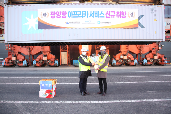 아프리카 신규 원양 컨테이너 서비스를 유치하고 축하하고 있다. ⓒ 여수광양항만공사