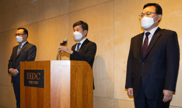 광주 건설현장에서 잇따라 대형 사고를 일으킨 HDC현대산업개발 정몽규 회장이 17일 오전 서울 용산구 현대산업개발 본사에서 열린 대국민 사과 기자회견에서 회장직 사퇴 의사를 밝히고 있다. © 연합뉴스