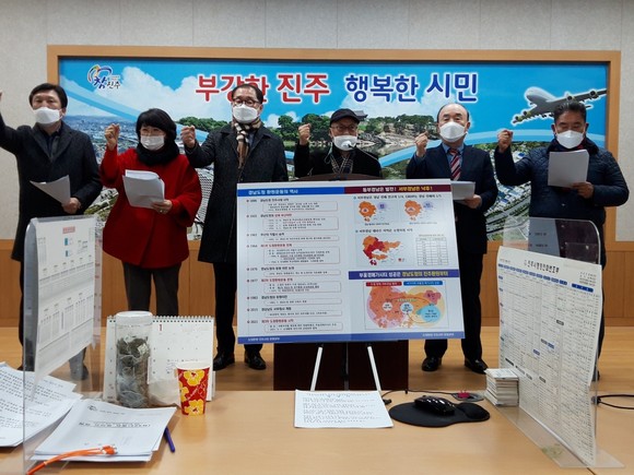 도청환원 진주시민 운동본부가 진주시청에서 경남 균형발전을 위해 도청을 진주로 환원해 달라는 성명서를 발표하고 있다. ⓒ 프라임경제