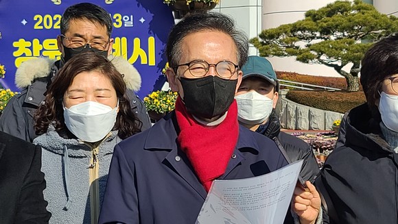 송병권 플러스 창원연구소 이사장이 창원 단독주택 2층을 3·4층 근리생활과 주거 변경을 주장하고 있다. ⓒ 프라임경제